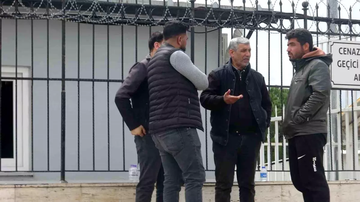 Antalya Kepez'de prefabrik konut yangını: Hamile anne ve beş çocuğu hayatını kaybetti