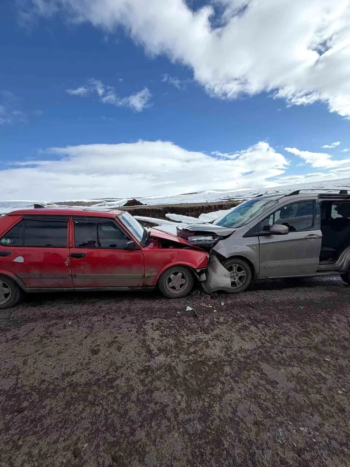 Ardahan’da İki Araç Çarpıştı: 2 Kişi Hafif Yaralı