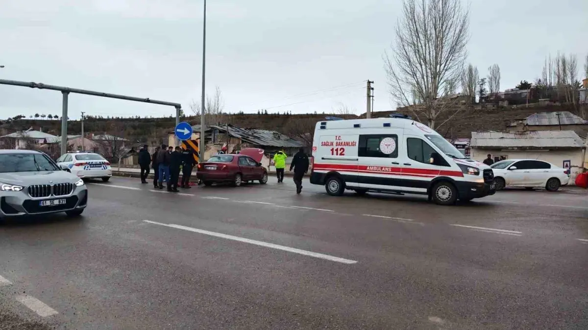 Erzurum Aşkale'de Trafik Kazası: İki Yaralı, Araçta Maddi Hasar