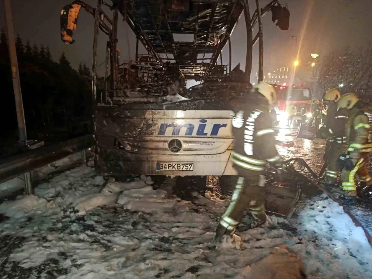 Bagcılar TEM Otoyolu'nda yangın çıkaran otobüs