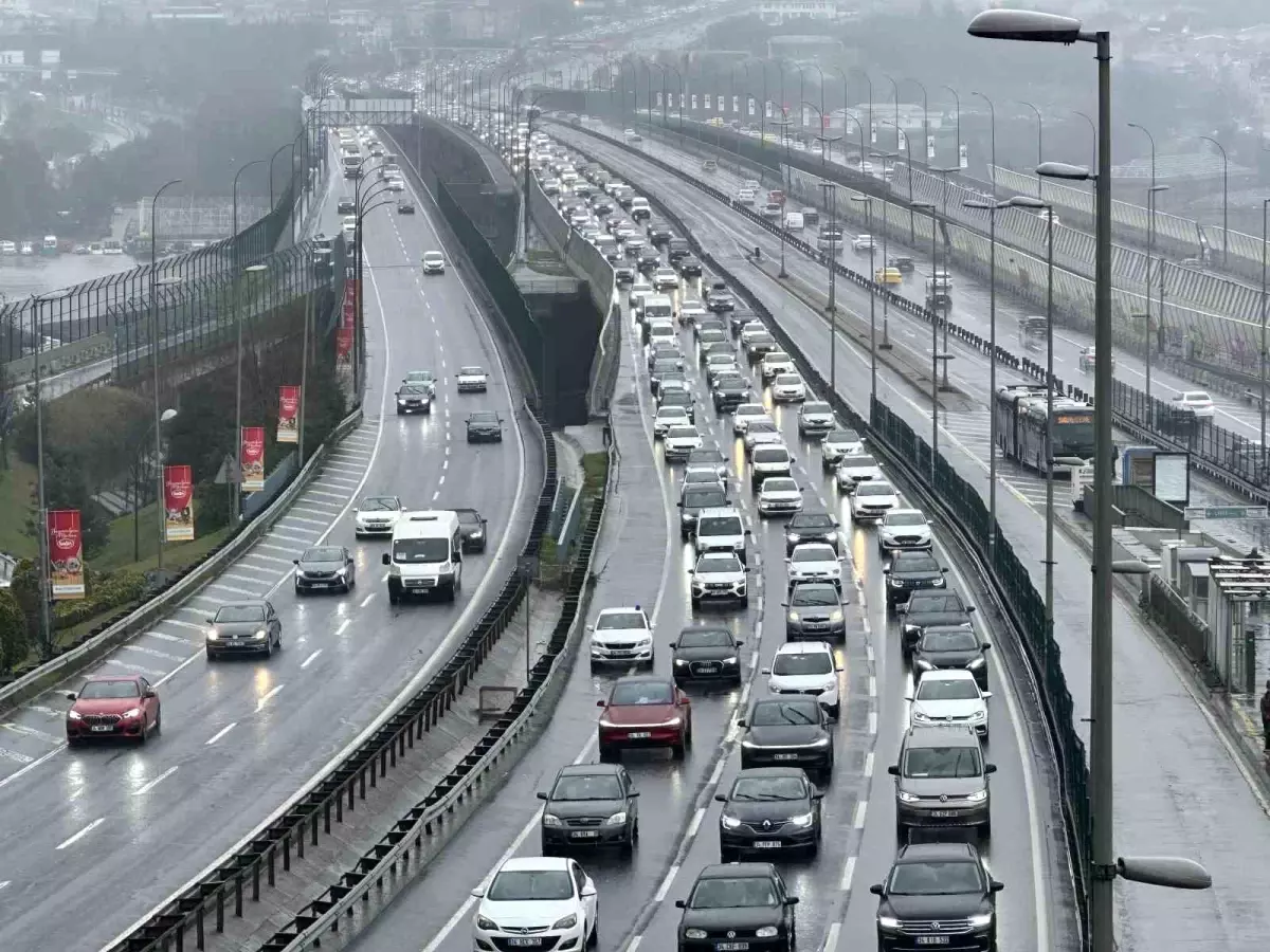 İstanbul’da Bayram İkinci Gününde Yağmurlu Saatlerde Trafik Şiddeti Artıyor