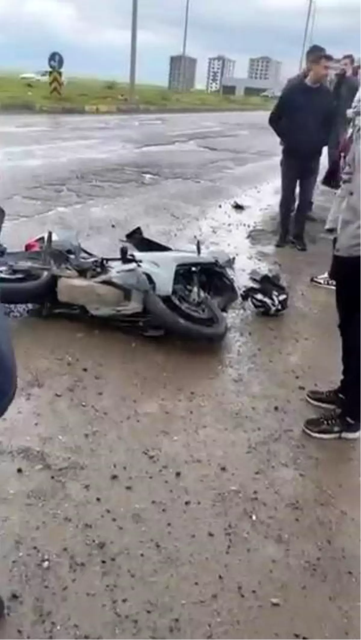 Silvan Karayolunda Motosiklet ve Hafif Ticari Araç Çarpıştı, 1 Yaralı