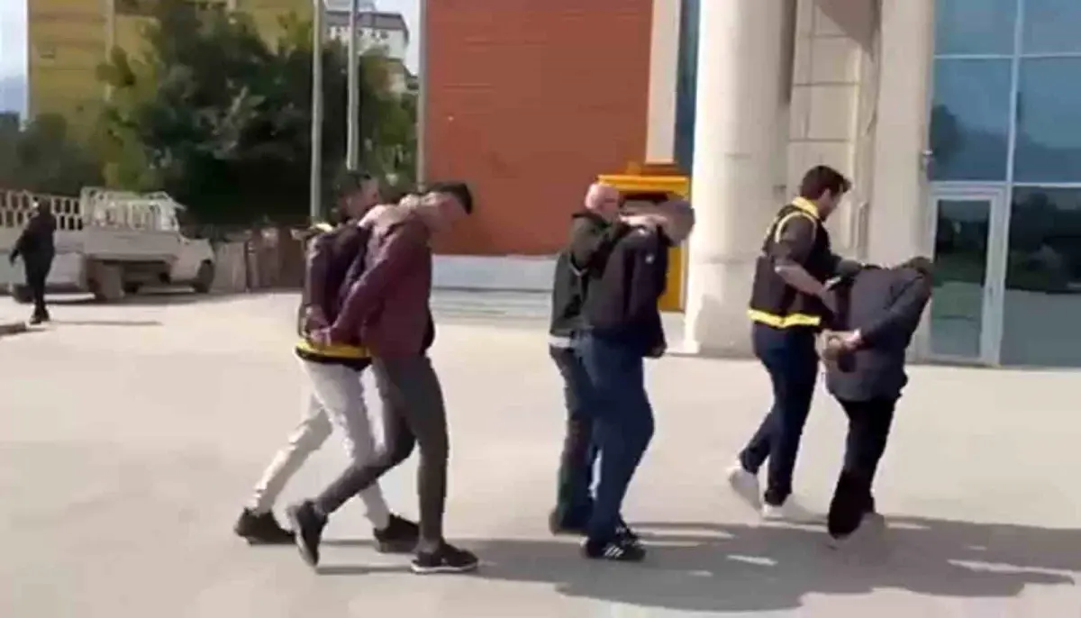 İskenderun’da Aranan Üç Şahıs Gözaltına Alındı: İki Tutuklandı, Birinde Silah ve Uyuşturucu Ele Geçirildi