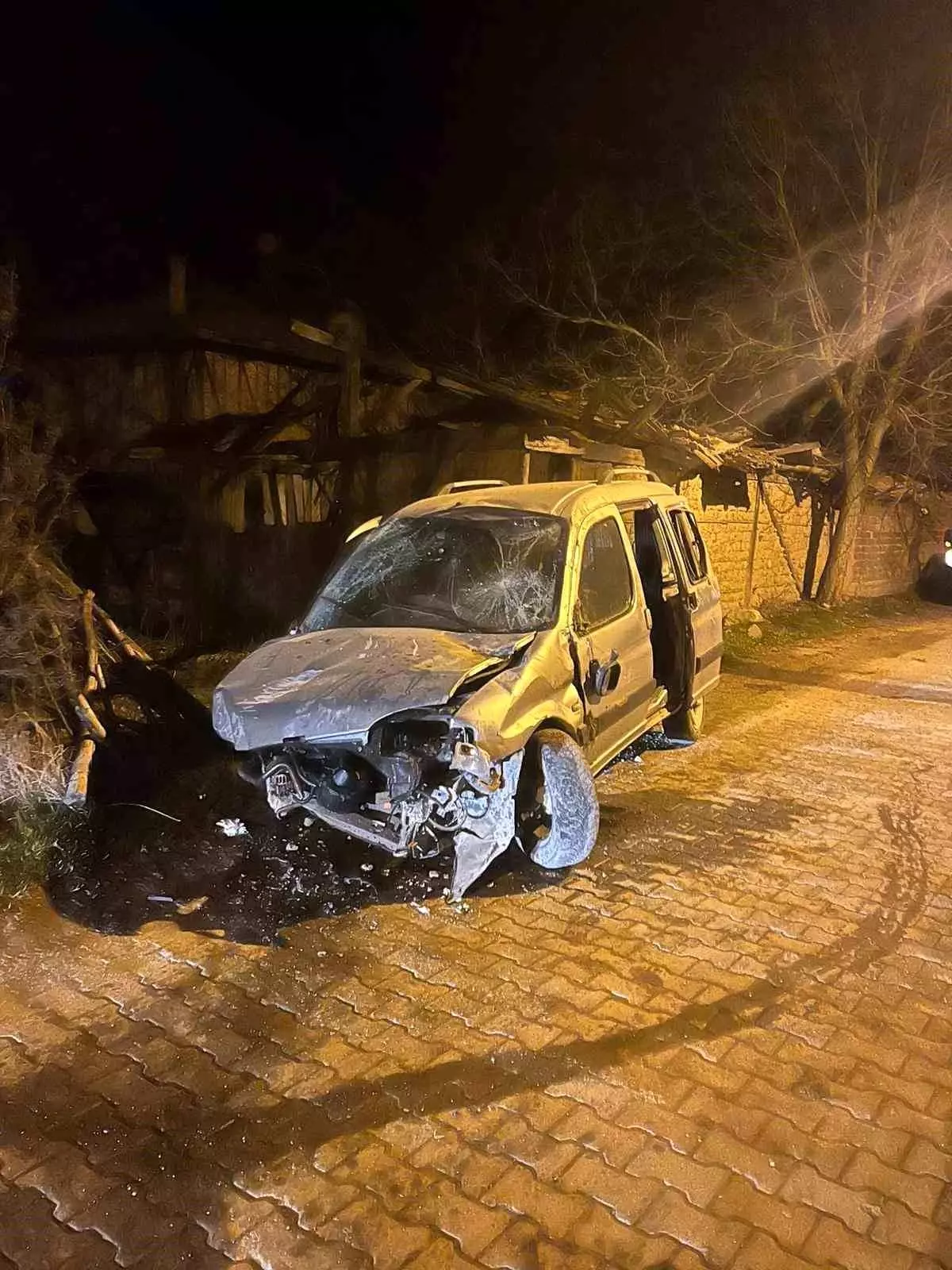 Kastamonu Taşköprü'de Hafif Ticari Araç Kazası: 1 Yaralı