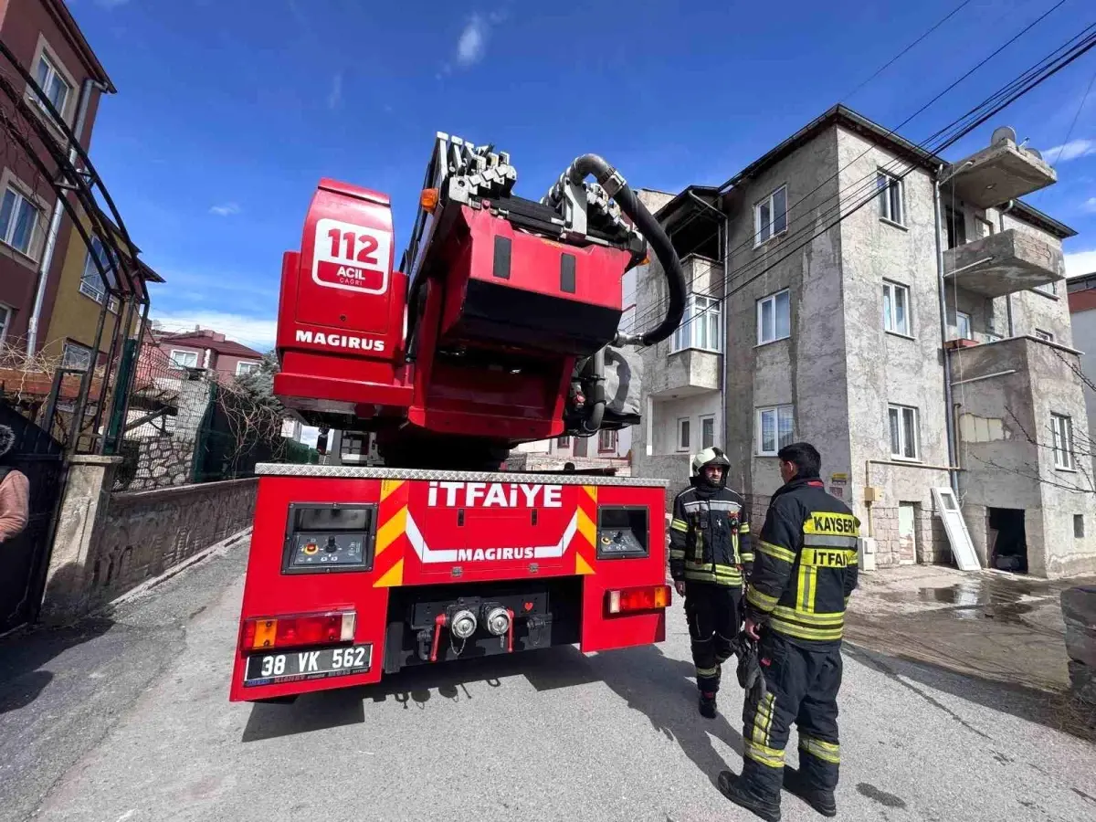 Kayseri Melikgazi'de Ev Yangını: İki Kişi Duman Zehirlenmesiyle Hastaneye Sevk