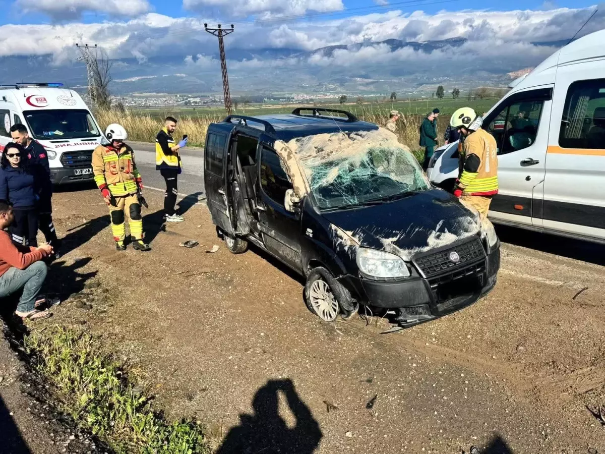Hatay’ın Kırıkhan İlçesinde Hafif Ticari Araç Devrildi, Sürücü Yaralandı