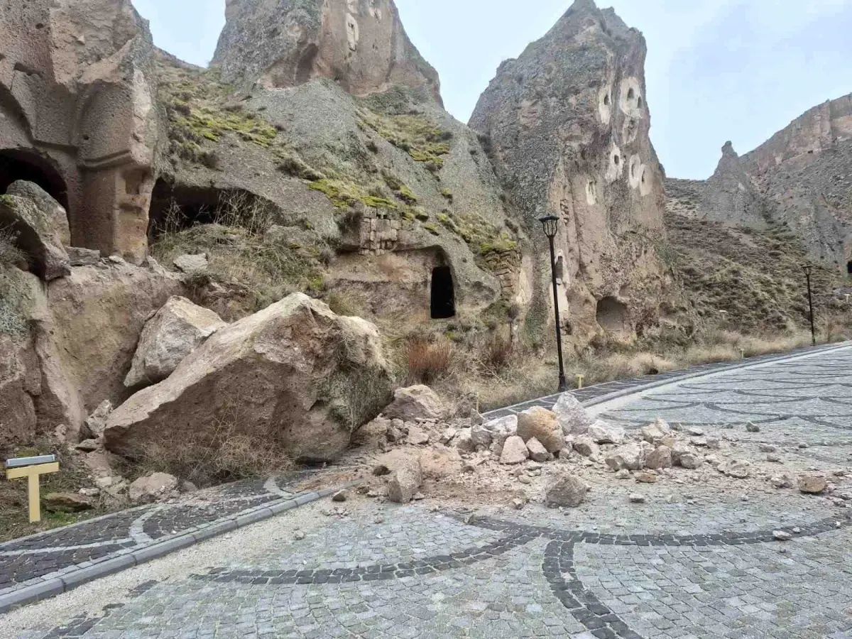 Kayseri Soğanlı Vadisi'nde Ani Kaya Düşüşü: Yetkililer Güvenliği Güçlendirdi