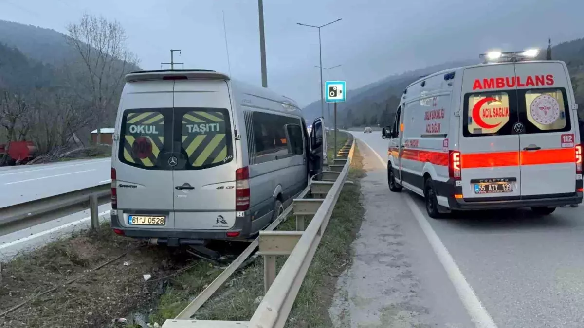 Samsun’da Tur Minibüsü Bariyer Çarpması Sonucu 4 Yaralı