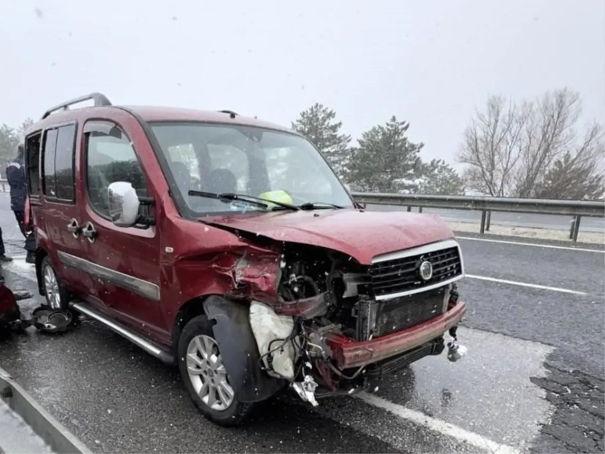Uşak'ta Hafif Ticari Araç Bariyere Çarptı: 6 Yaralı