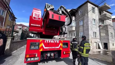 Yangın sonrası duman içinde ev