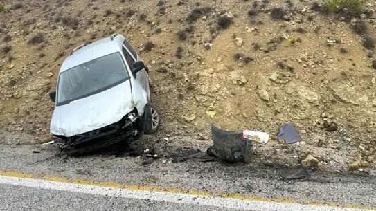 Şarampole devrilen hafif ticari araç