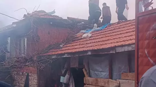 Tavşanlı’da İtfaiye Müdahalesiyle Kontrol Altına Alınan Yangın