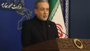 İran Dışişleri Bakanı Arakçi açıklama yaparken