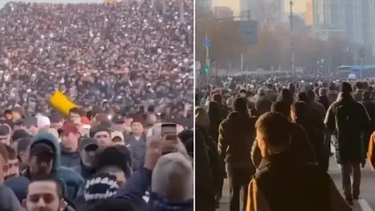 Moskova’da bayram namazı sonrası cami önünde toplanan kalabalık