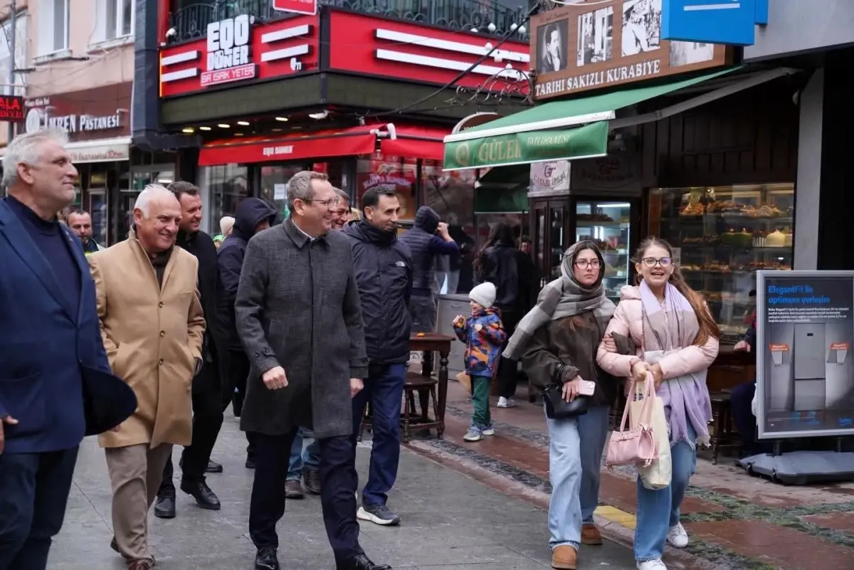 Ayvalık’ta Bayram Coşkusu: Belediye Başkanı Ergin, Esnaflarla Bir Araya Geldi