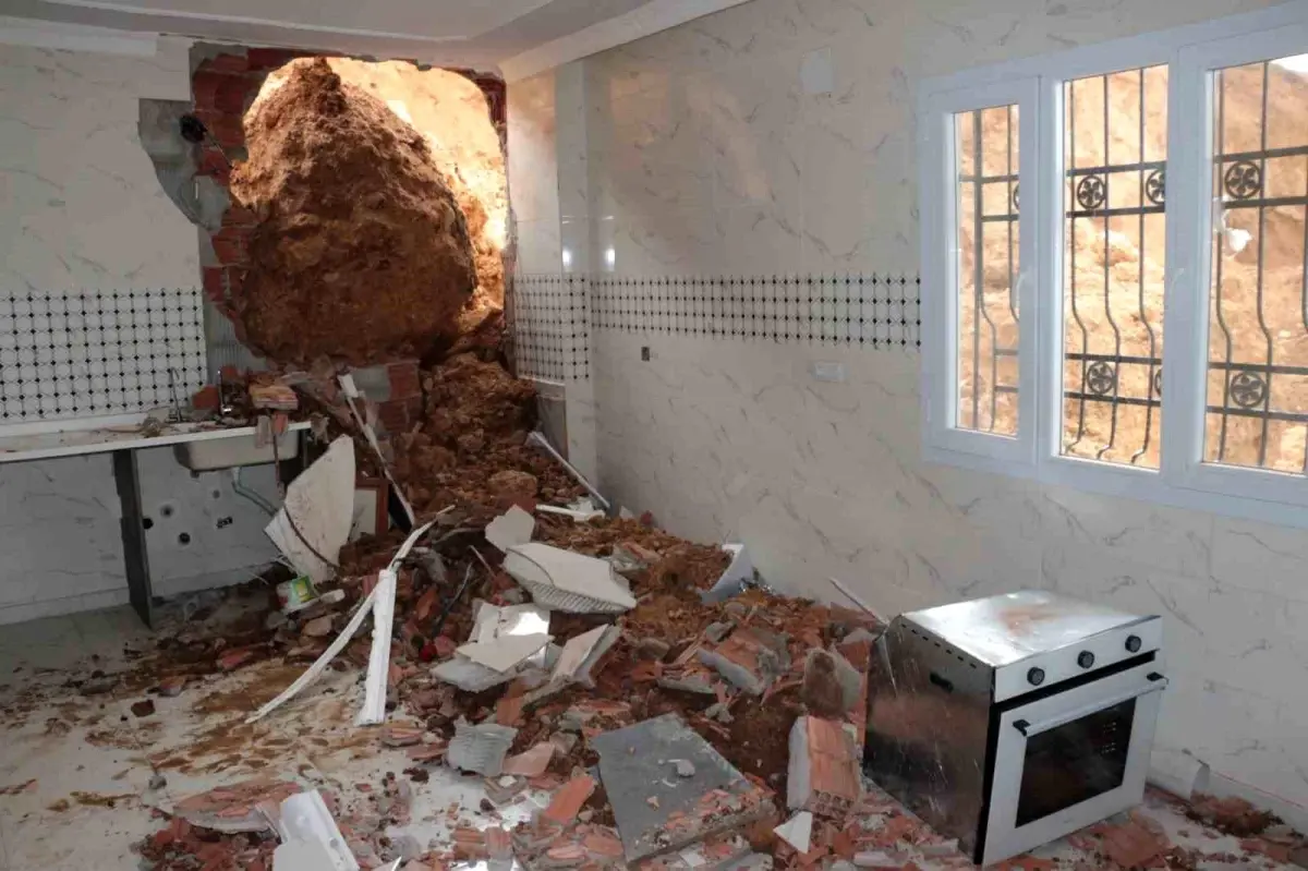 Cizre'de Sel Sonrası Heyelan: Boş Ev, Büyük Felaketi Önledi