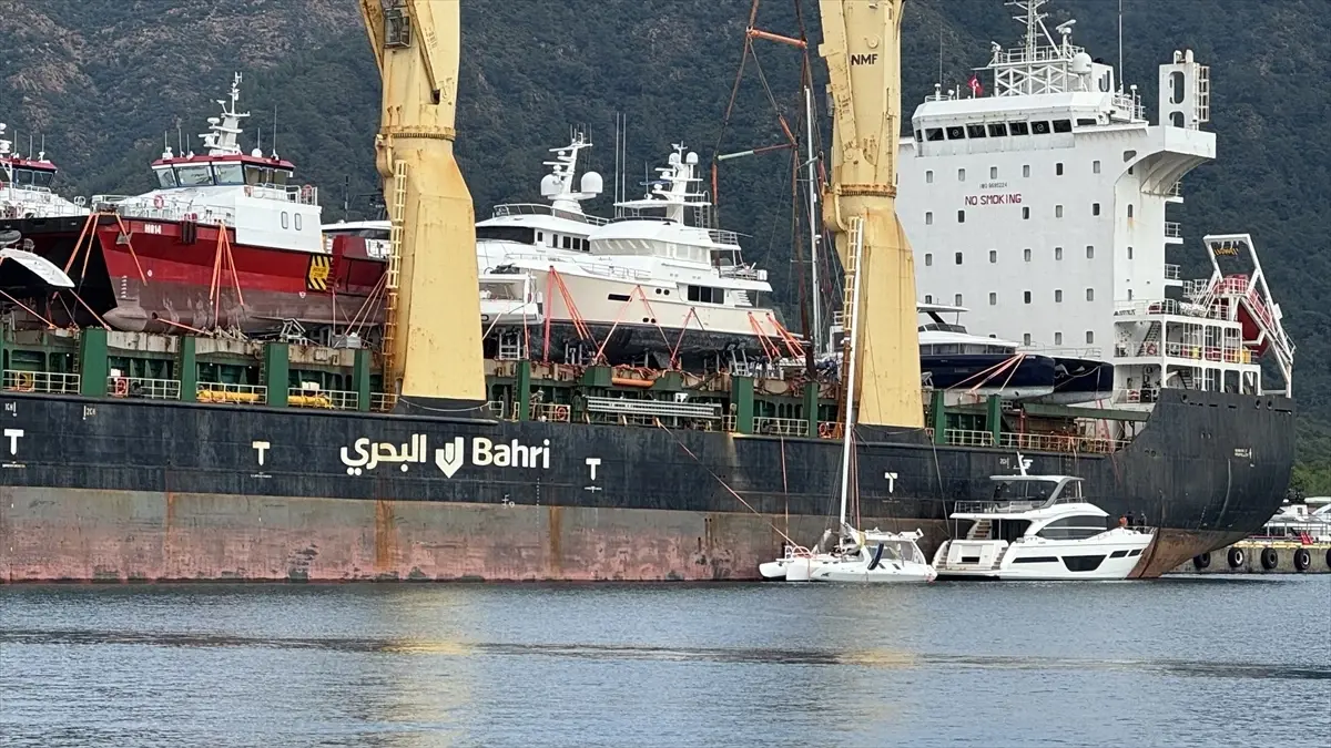 Marmaris'te Lüks Motor Yatlar ve Kargo Gemileri Şehri Doldurdu