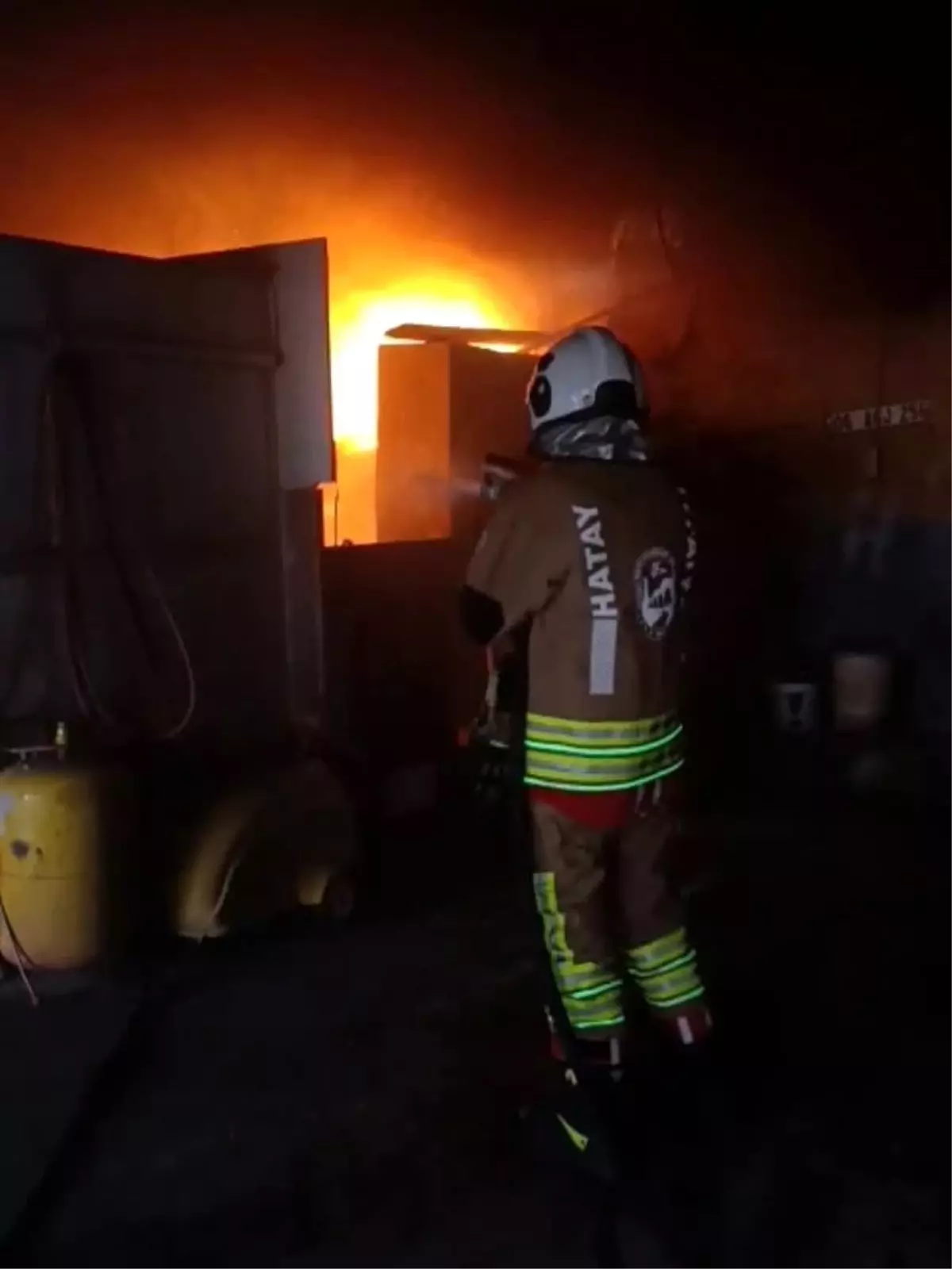 Reyhanlı’da İş Yeri Yangını Kontrol Altına Alındı, Can Kaybı Yok