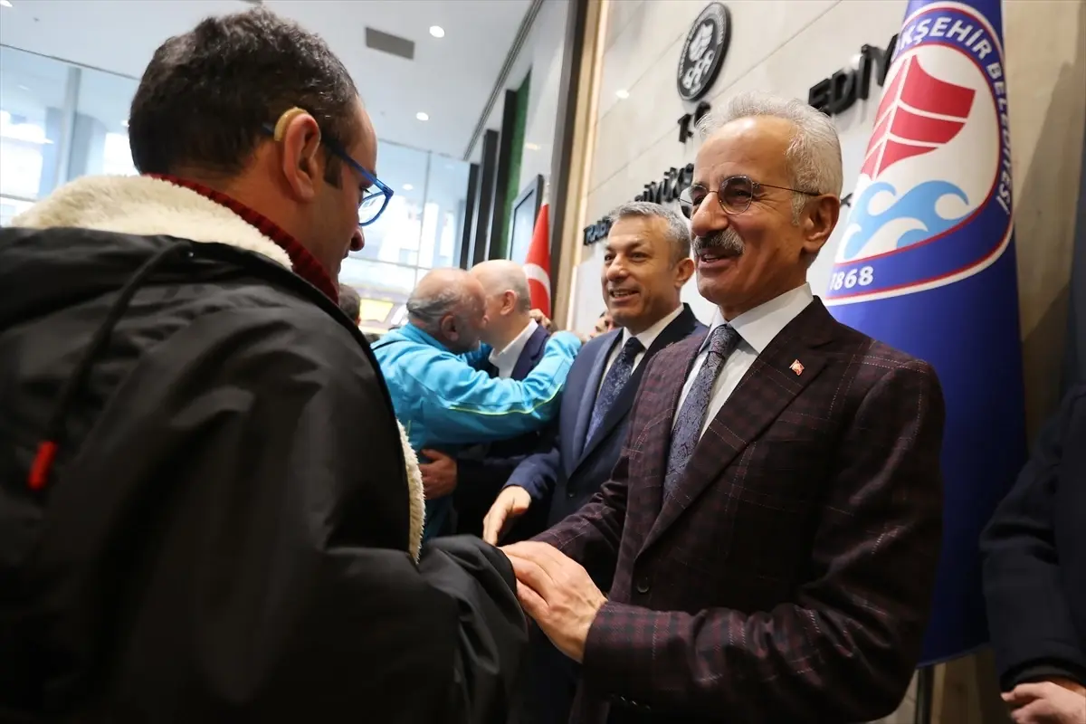 Ulaştırma ve Altyapı Bakanı Uraloğlu, Trabzon Bayramlaşma Töreninde Türkiye’nin Güven Adası Vurgusu