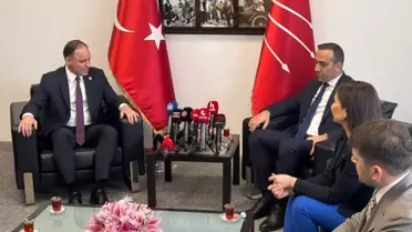 Ekonomik kriz tartışması sırasında konuşan delegeler