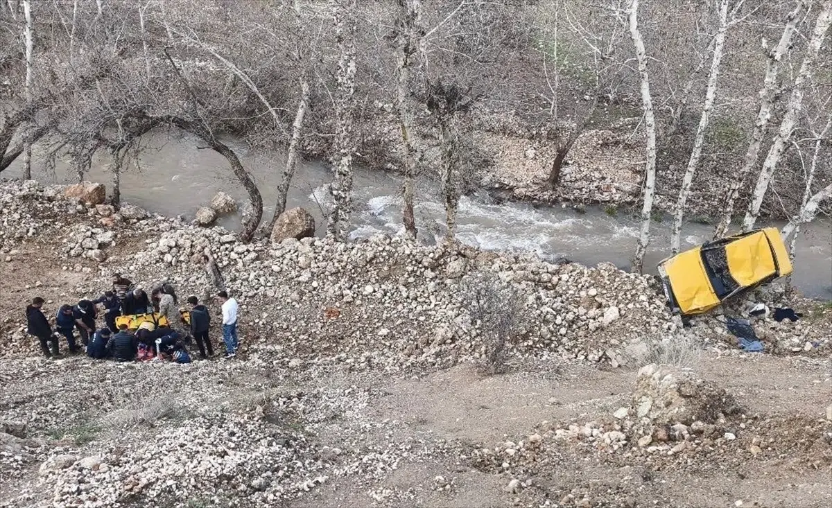 Adıyaman’da Şiddetli Sel Sırasında Araç Dere Yatağına Sürüklendi