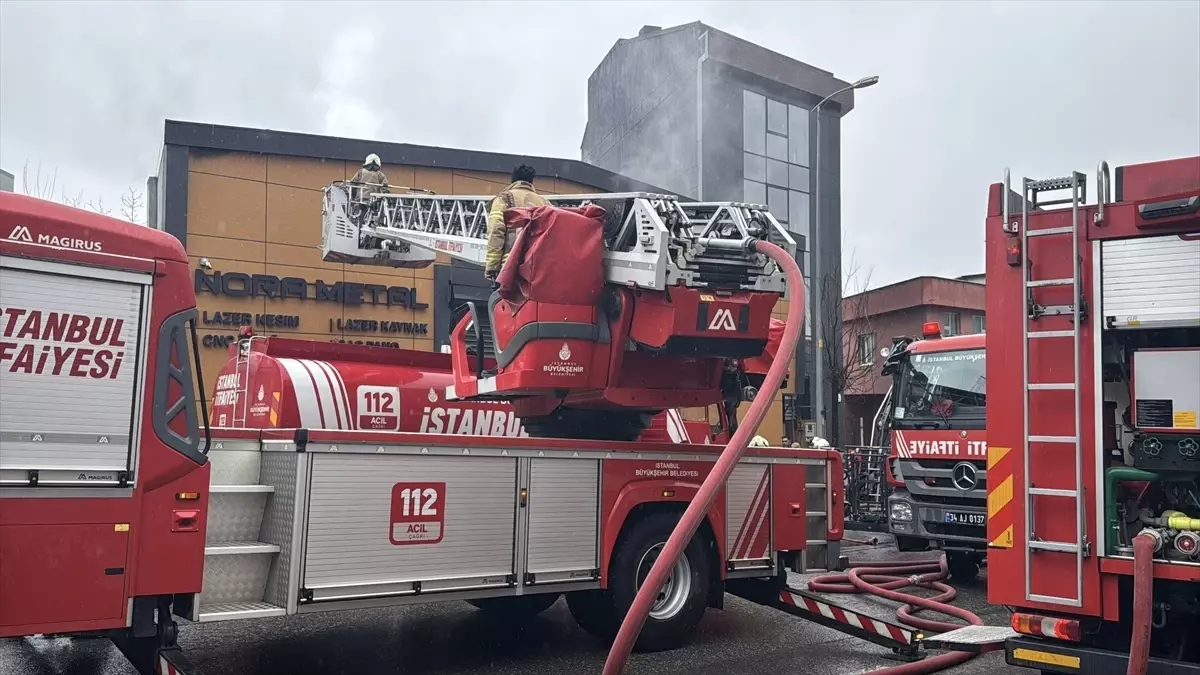 Ataşehir'de Metal Atölyesinde Çıkan Yangın Hızlıca Kontrol Altına Alındı