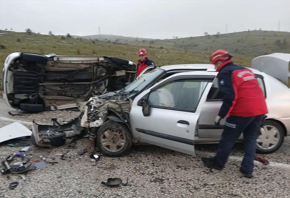 Balıkesir Karesi'nde Hafif Ticari Araç ve Otomobil Çarpıştı: 5 Kişi Yaralandı