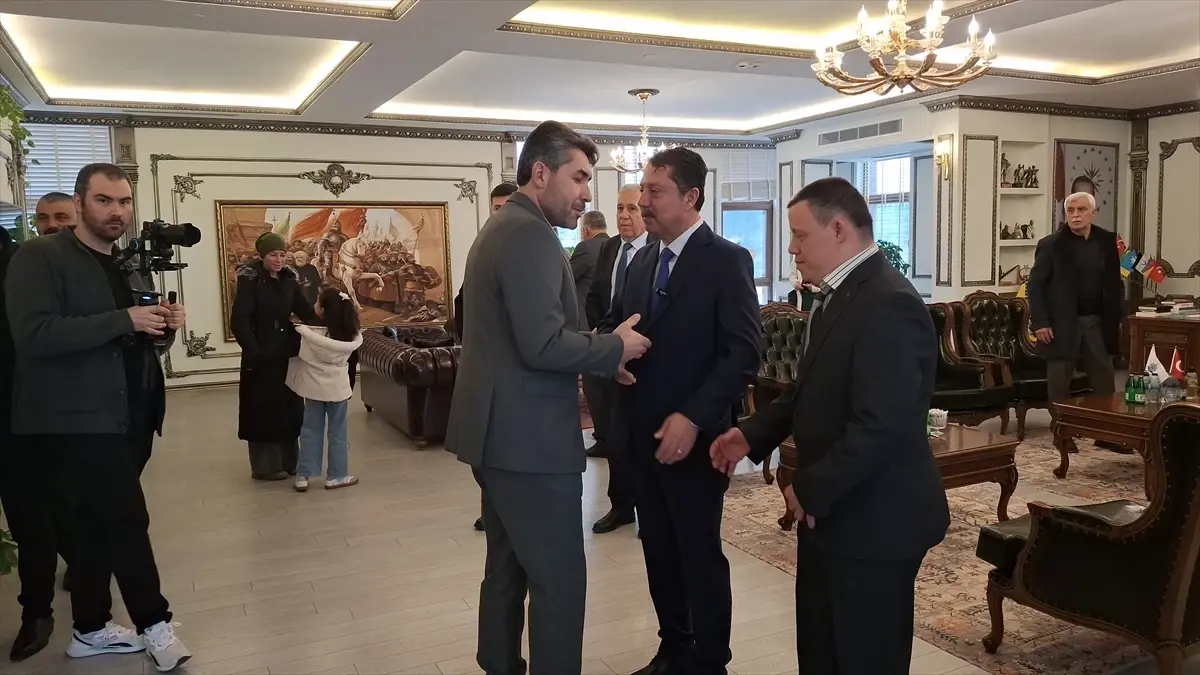 Beypazarı'nda Bayram Coşkusu: Başkan Kasap Çocuklara Sürpriz Hediyeler Sunuyor