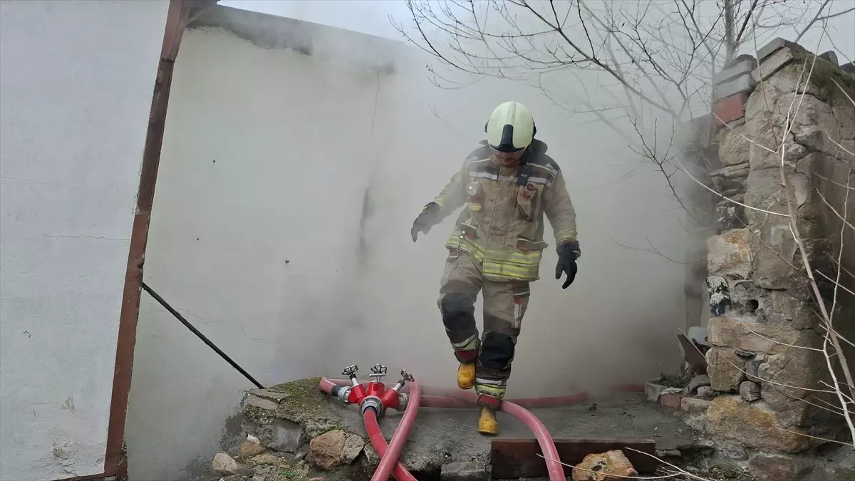 Beypazarı'nda Ahşap Evde Çıkan Yangın Kontrol Altına Alındı