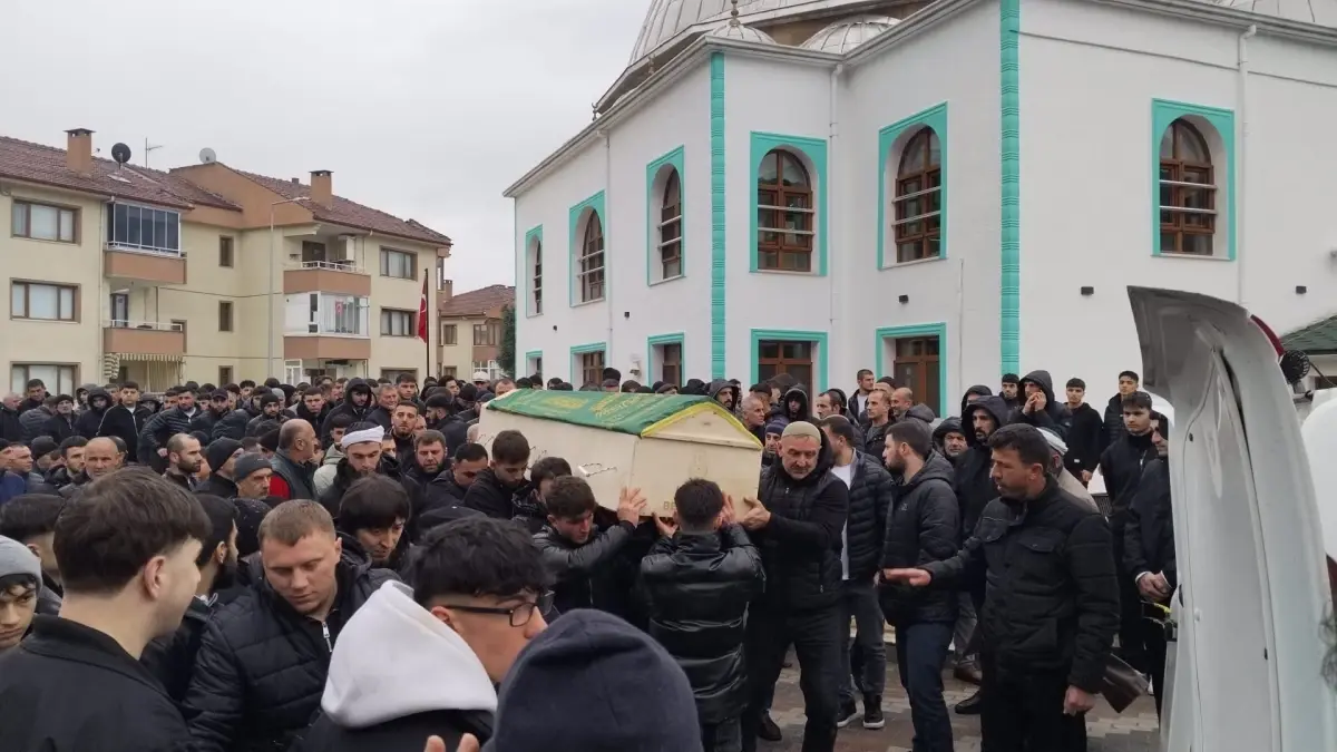 İnegöl'de Yağmurlu Yolda Şiddetli Kaza: 20 Yaşındaki Aslan Demir Hayatını Kaybetti