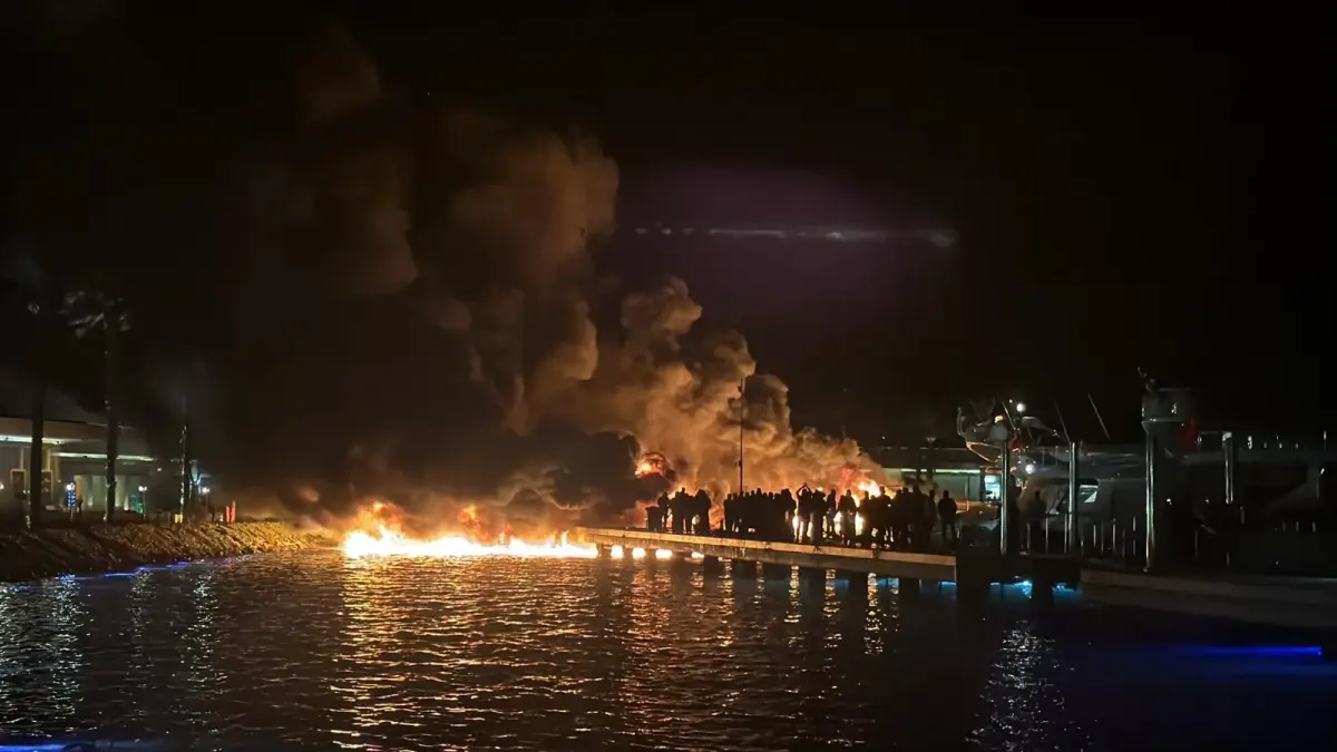 Bodrum Marina’da Çıkan Yangın 5 Motoryatı Mahvetti, İtfaiye Harekete Geçti