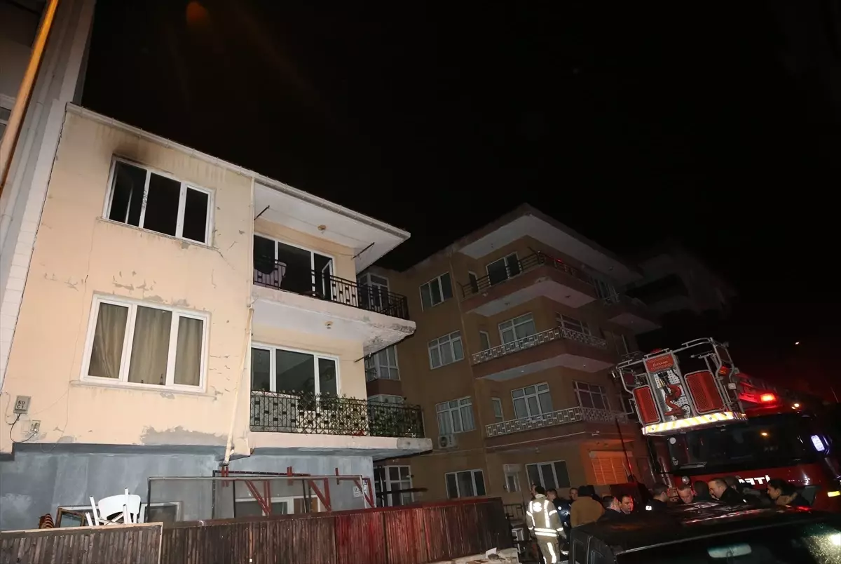 Çanakkale’de Ev Yangını Kontrol Altına Alındı, Bir Kişi Kurtarıldı