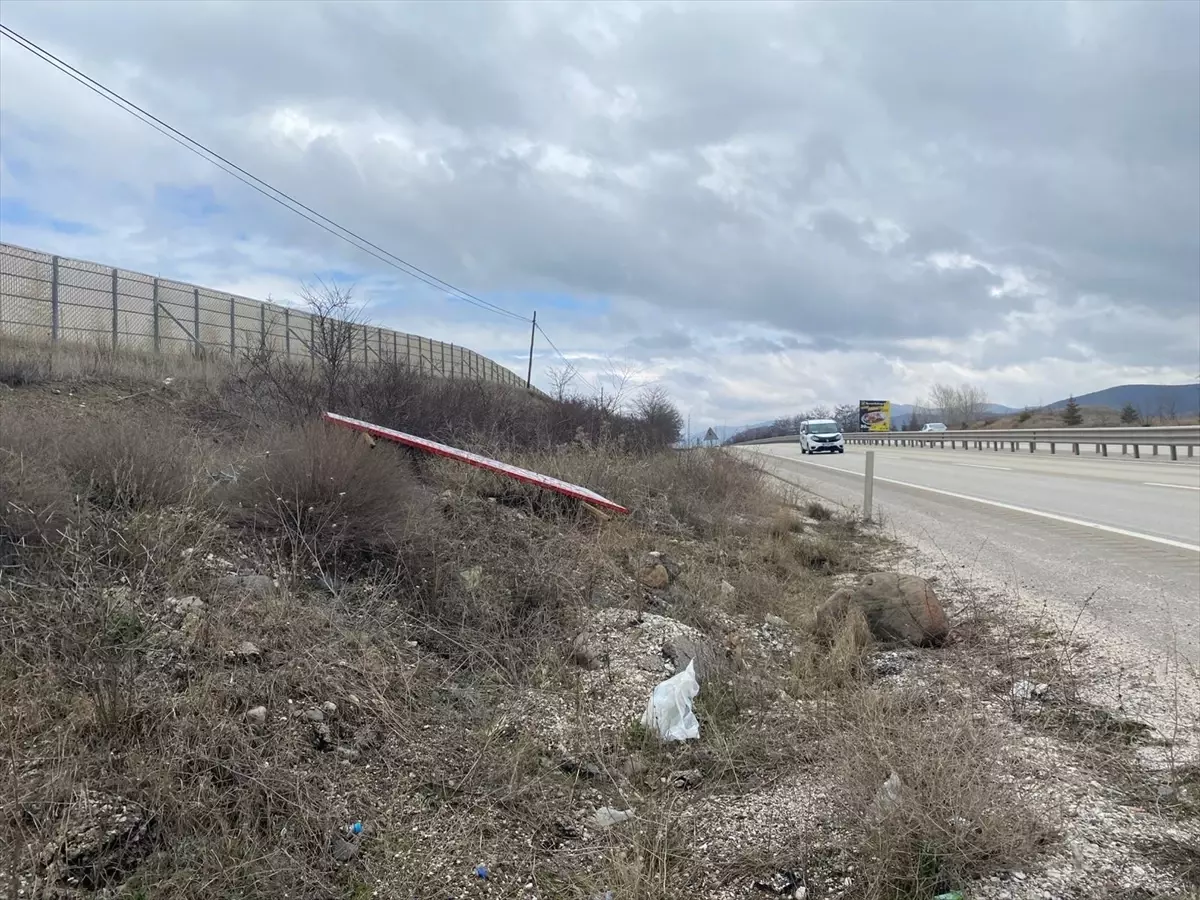 Çankırı D100 Kara Yolunda İzinsiz Reklam Tabelalarına Büyük Temizlik