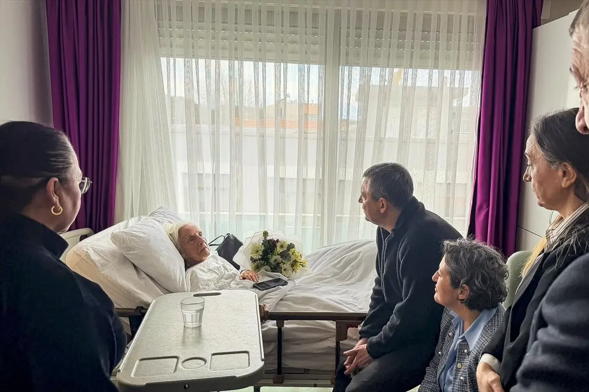 Özgür Özel, Ramazan Bayramı'nda Gülseren Hasyamanlar'ı Şefkatli Bir Ziyarette Karşıladı