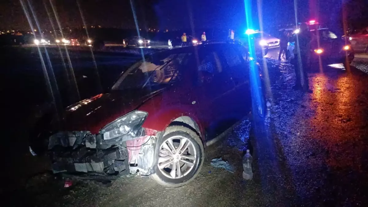 Çorum'da İki Otomobil Çarpıştı: 6 Yaralı Hastaneye Kaldırıldı