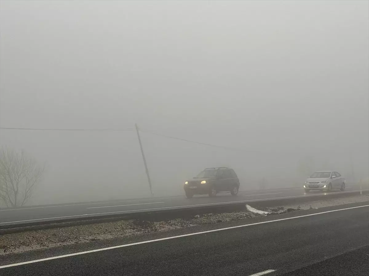 Denizli'de Yoğun Sis Trafiği Durma Noktasına Getirdi