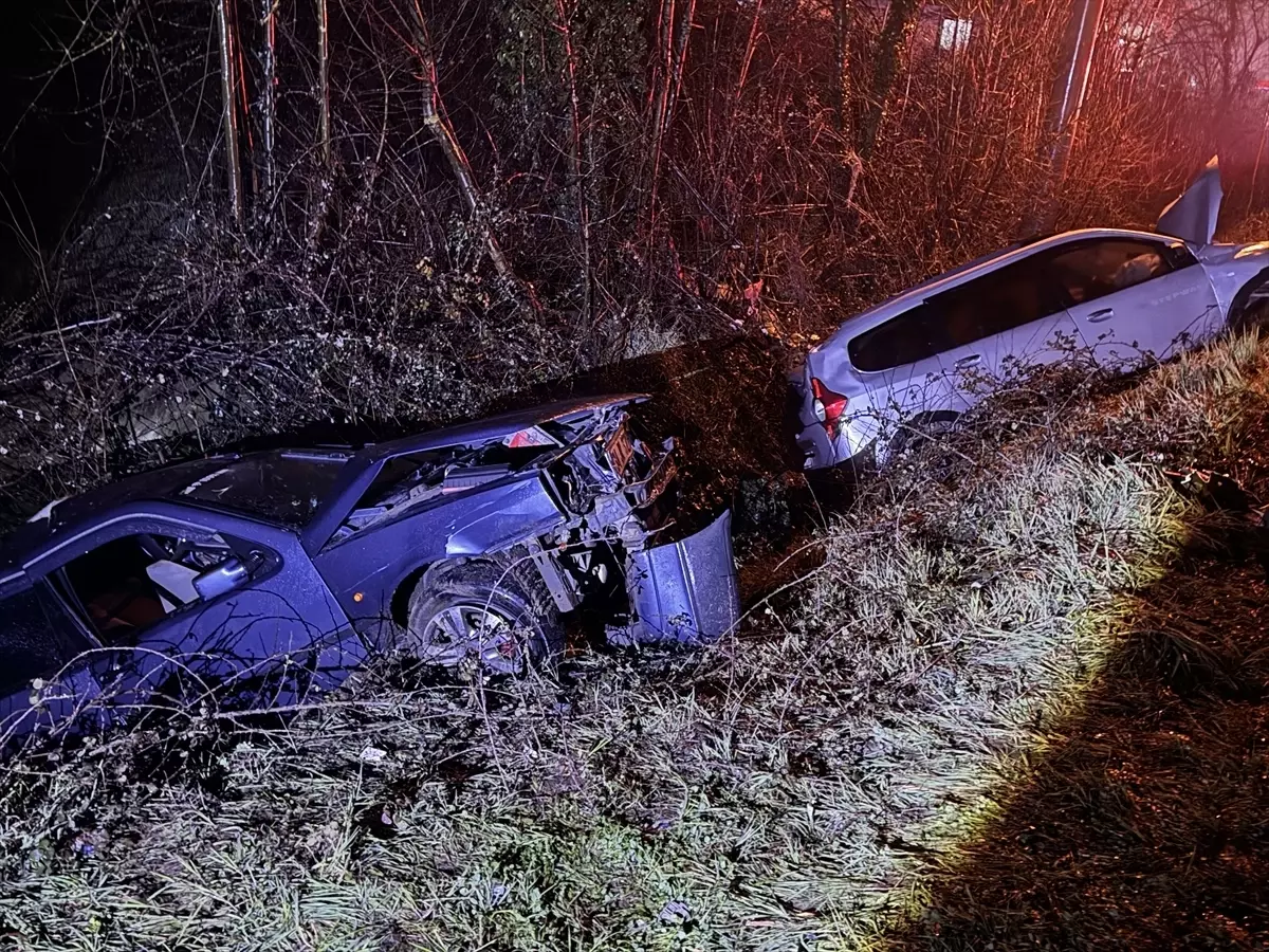 Düzce'de İki Araç Çarpıştı, 6 Kişi Yaralandı