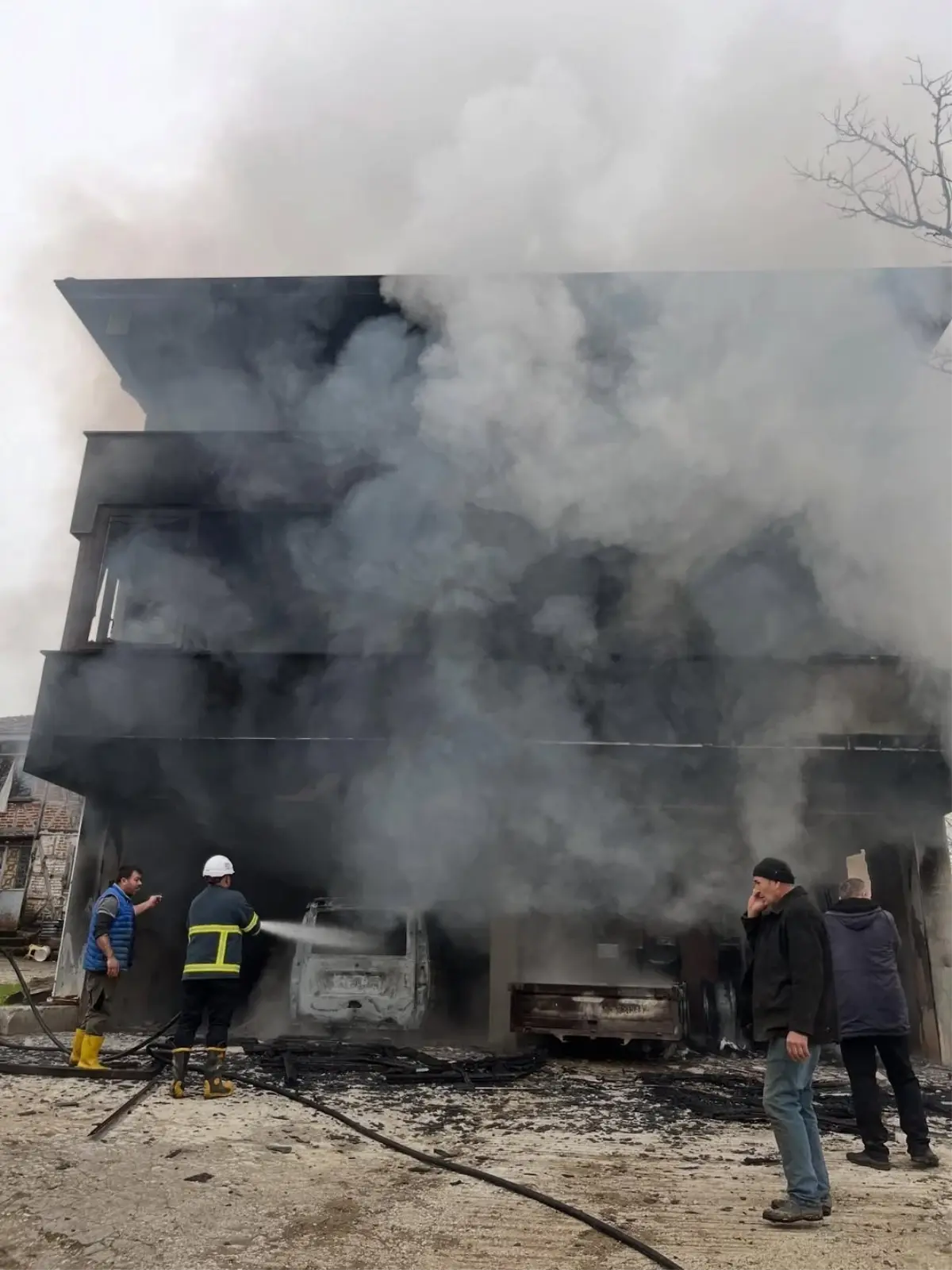 Düzce Yığılca'da Garaj Yangını: 6 Araç Yok Oldu
