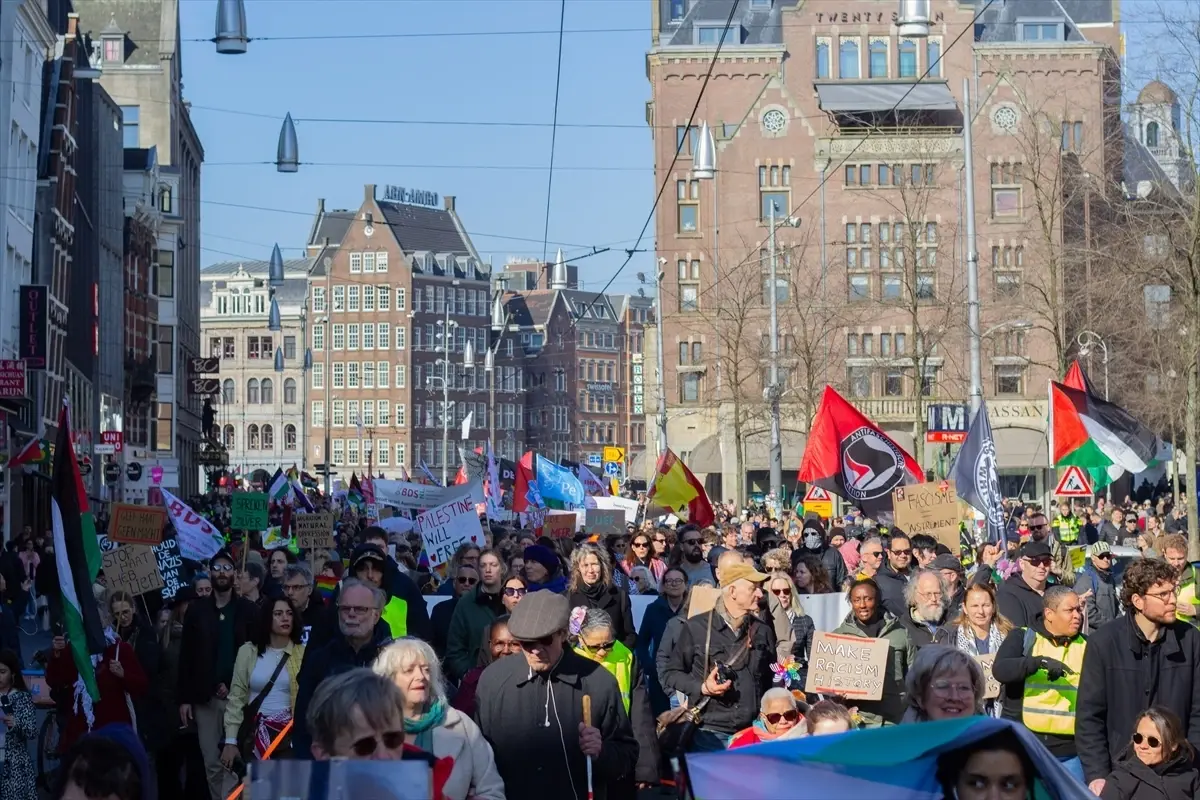 Amsterdam’da Binlerce Katılımcı Irkçılık ve Ayrımcılığa Karşı Yürüyüşe Katıldı