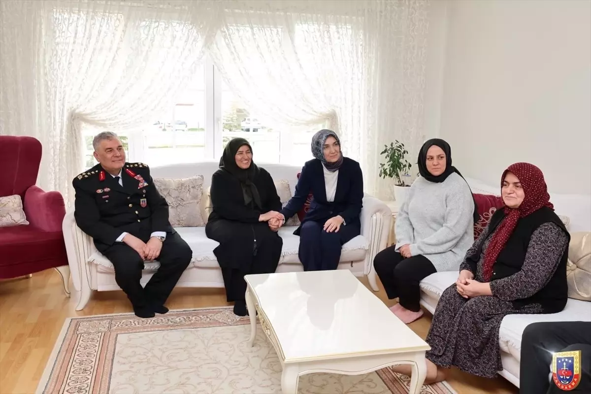 İçişleri Bakan Yardımcısı ve Jandarma Genel Komutanı, Şehit Astsubay Çil’in Ailesini Ziyaret Etti