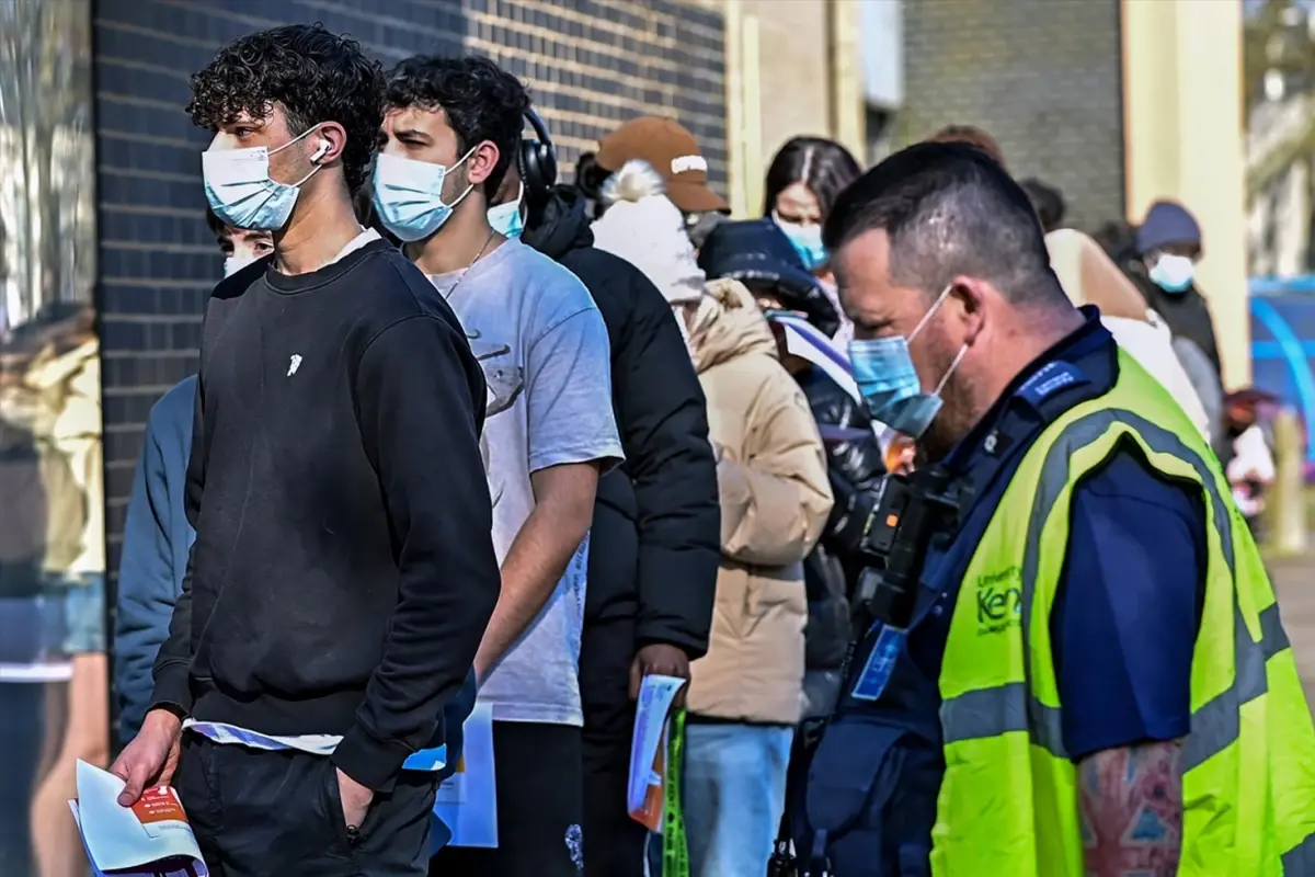 İngiltere'de Menenjit Salgını Hız Kesmeden Yayılıyor: Uzmanlar 'Süper Bulaşma' Uyarısında