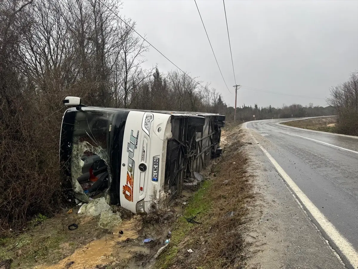 Çatalca'da Midibüs Devrildi: 3 Polis Memuru Hastaneye Kaldırıldı