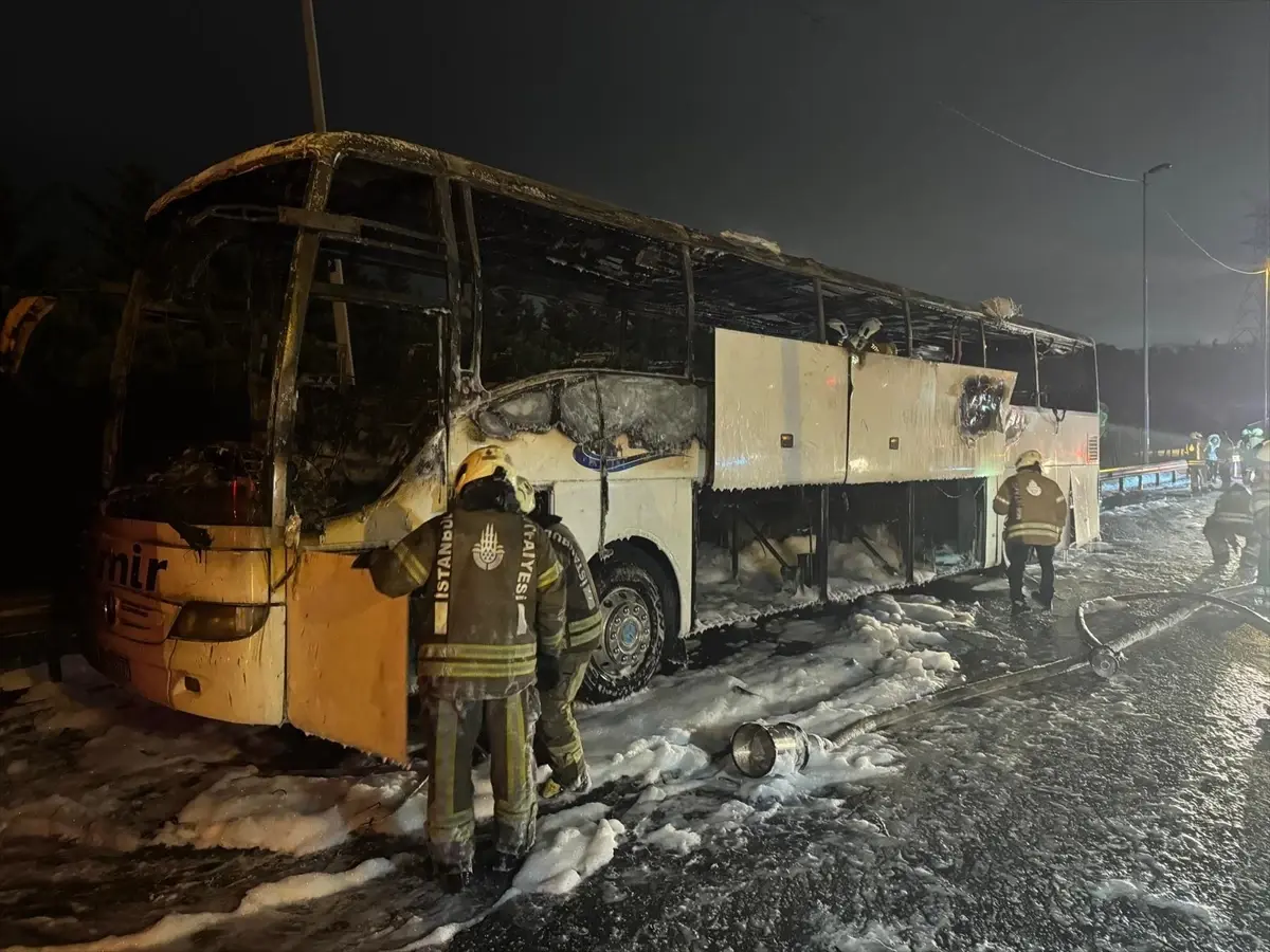 Esenler'de Şehirlerarası Otobüste Yangın Korkuttu: Trafik Yoğunlaştı