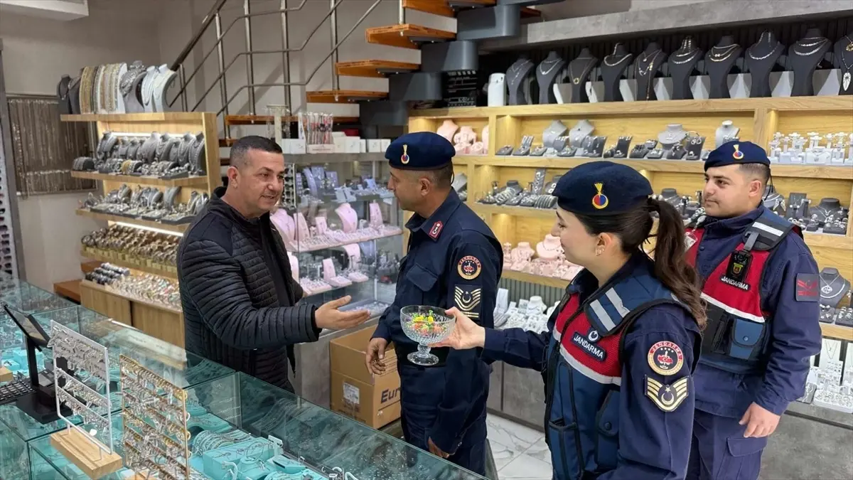 Jandarma, Side Antik Kenti’nde Bayram Coşkusunu Esnaf ve Ziyaretçilerle Paylaştı