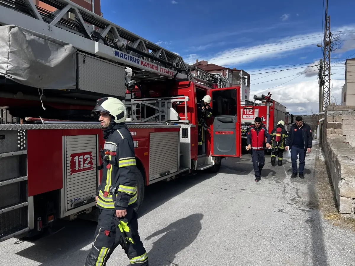 Kayseri'de 3 Katlı Binada Yangın: İki Kişi Duman Zehirlenmesi Nedeniyle Hastaneye Alındı