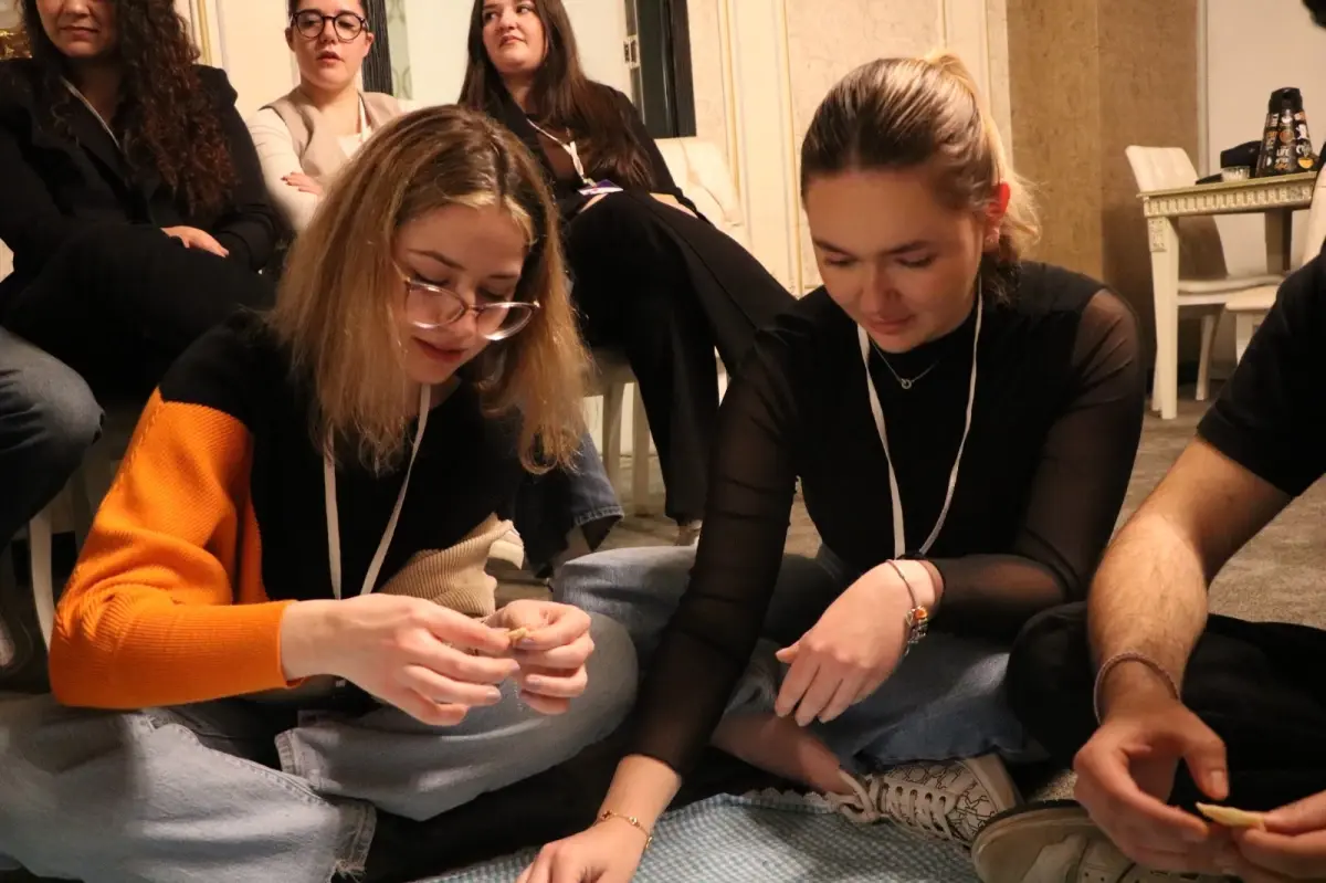 Erasmus Öğrencileri Kayseri'nin Geleneksel Mantısını Şehrin Kalbinde Sunuyor