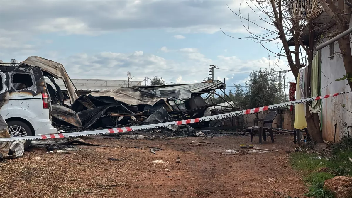 Antalya'da Konteyner Yangınında Hamile Kadın ve Beş Çocuğu Hayatını Kaybetti