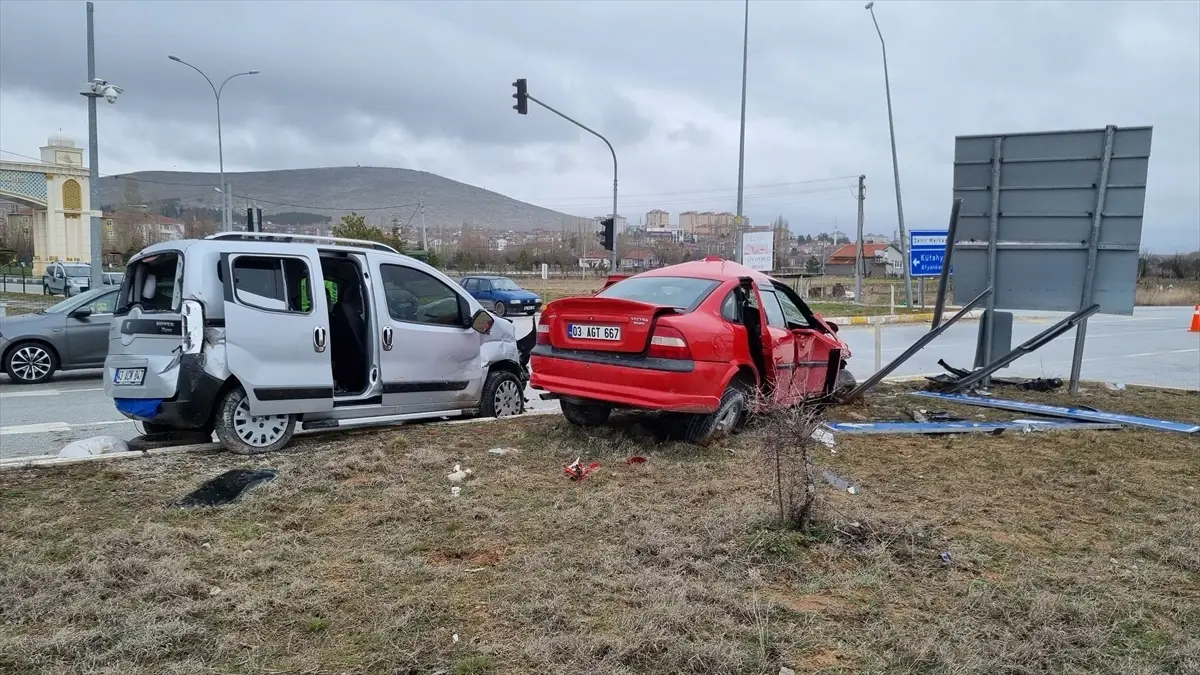 Altıntaş'ta Trafik Çarpışması: 8 Kişi Yaralandı