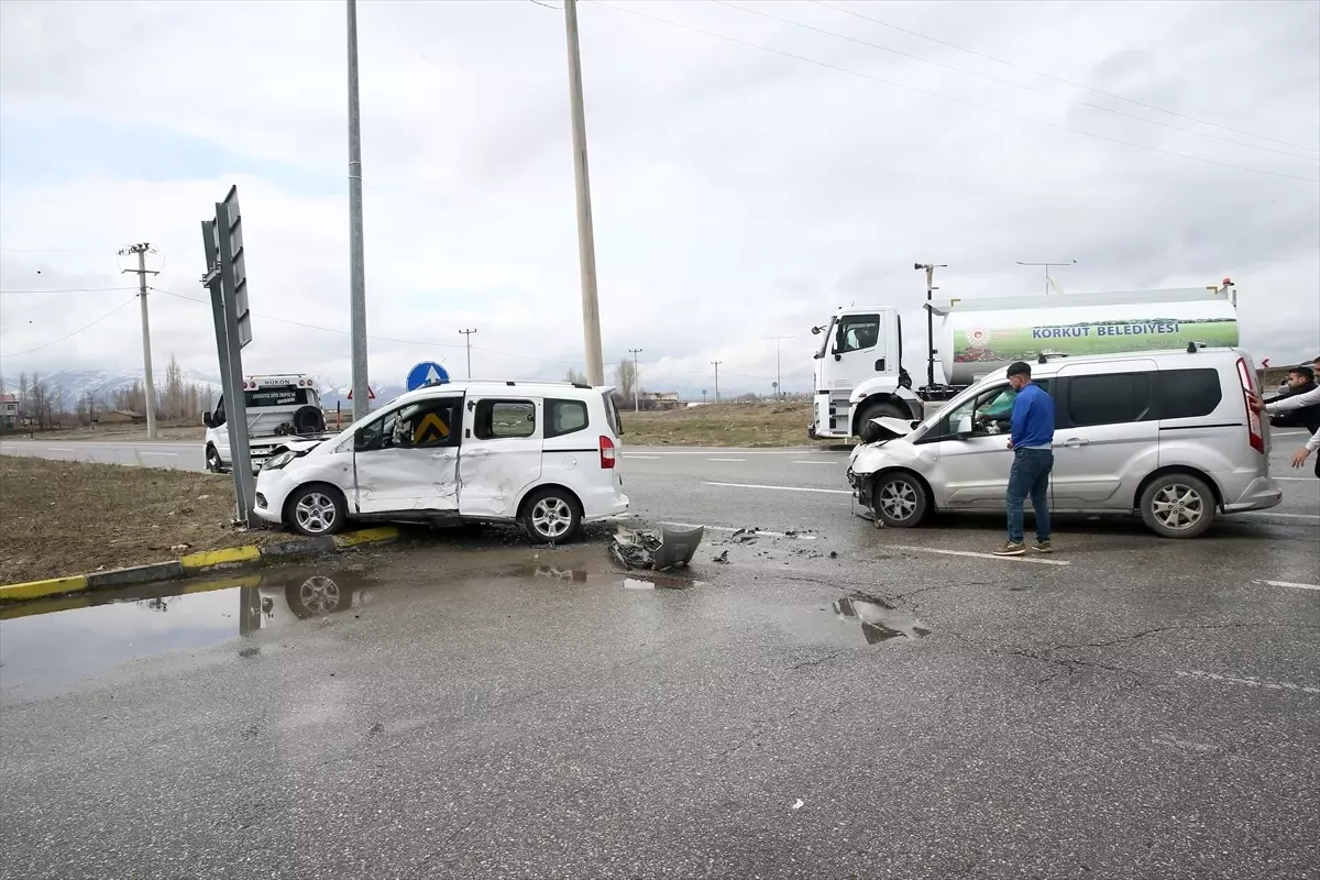 Muş'ta İki Ticari Araç Çarpıştı: 9 Kişi Yaralandı