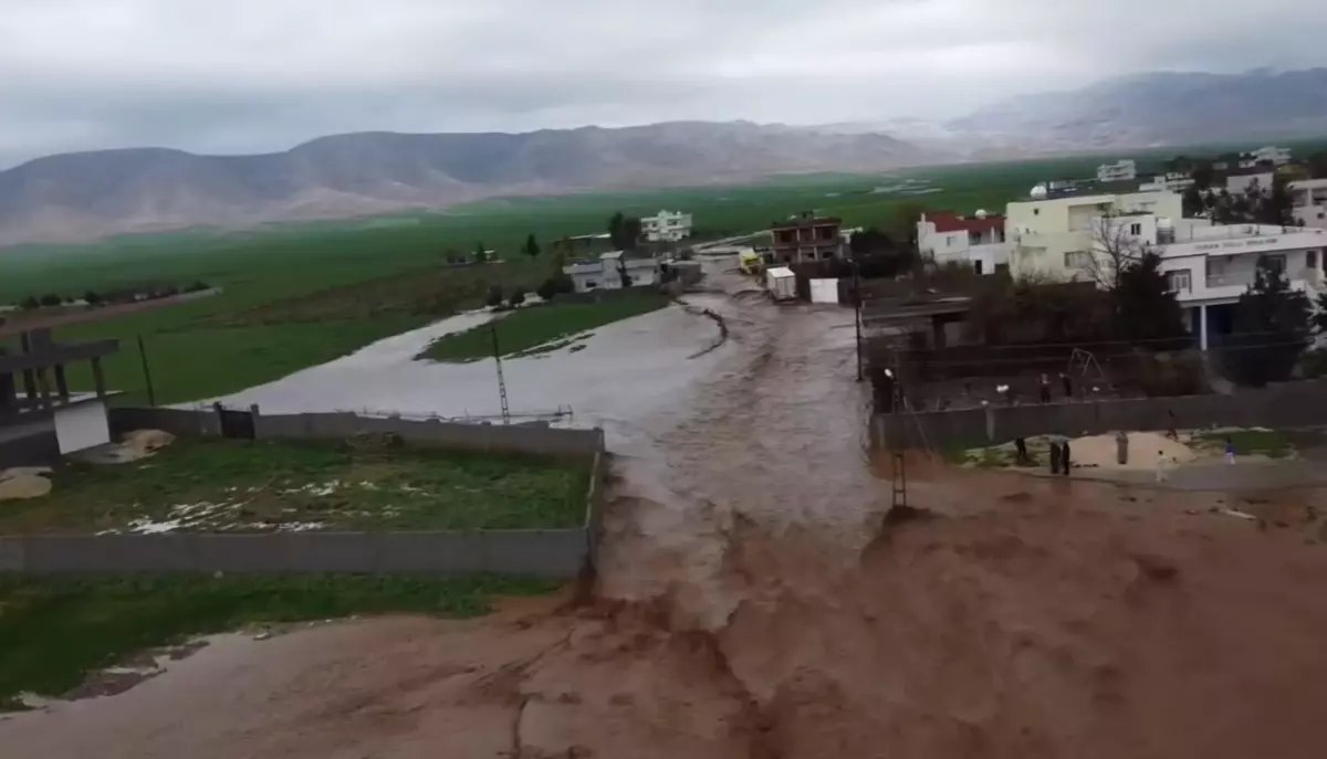 Nusaybin'de Şiddetli Yağışlar Mahalli Sokakları Sular Altına Çekti